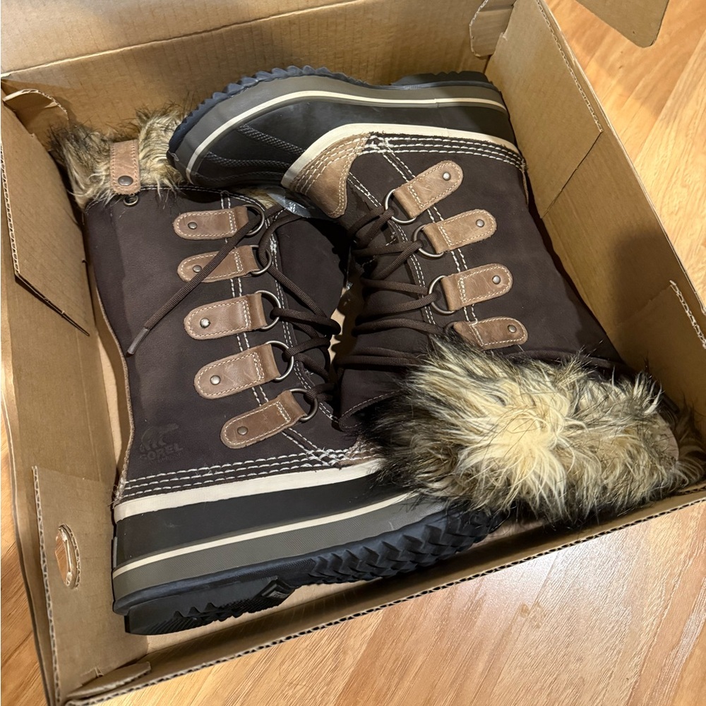 SOREL WOMENS 6.5 boots